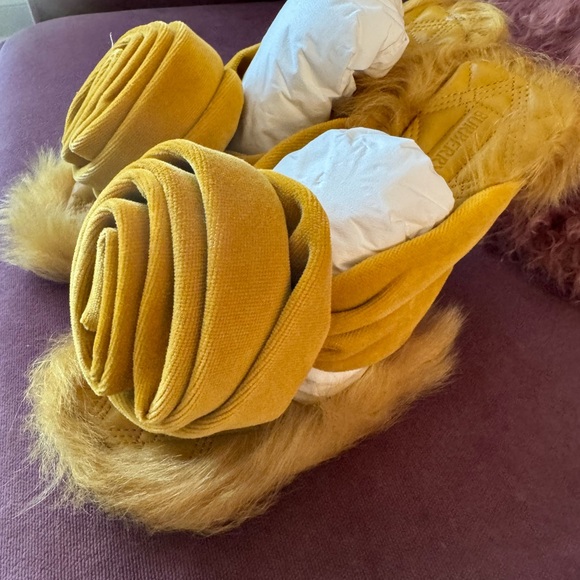 Burberry
Rose 100mm shearling velvet sandals size 36 - Picture 6 of 8